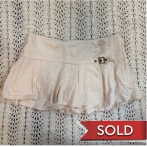 BDG - Urban Outfitters - Cream Pleated Mini skort with Buckle